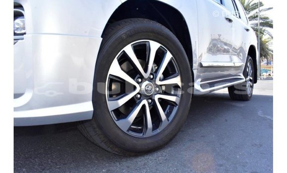 Acheter Import Voiture Toyota Land Cruiser Gris à Import - Dubai, Central Acheter Import Voiture Toyota Land Cruiser Gris à Import - Dubai, Central