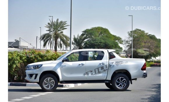 Acheter Import Voiture Toyota Hilux Blanc à Import - Dubai, Central Acheter Import Voiture Toyota Hilux Blanc à Import - Dubai, Central