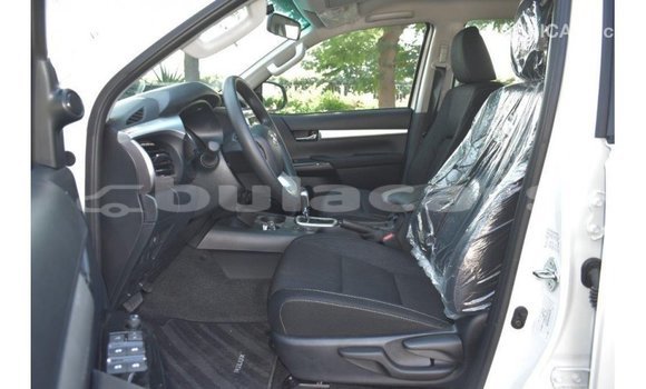 Acheter Import Voiture Toyota Hilux Blanc à Import - Dubai, Central Acheter Import Voiture Toyota Hilux Blanc à Import - Dubai, Central