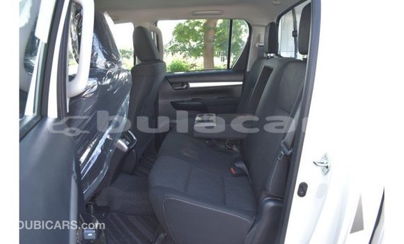 Acheter Import Voiture Toyota Hilux Blanc à Import - Dubai, Central Acheter Import Voiture Toyota Hilux Blanc à Import - Dubai, Central