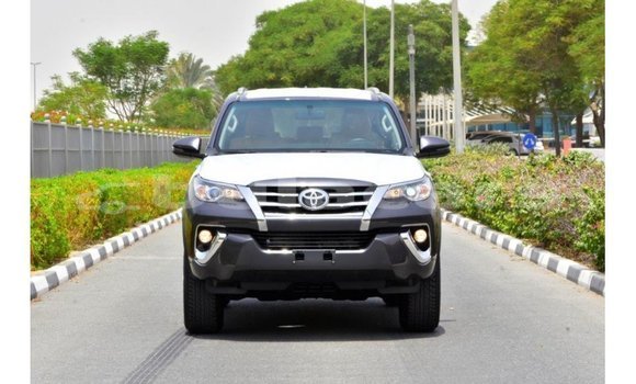 Acheter Import Voiture Toyota Fortuner Gris à Import - Dubai, Central Acheter Import Voiture Toyota Fortuner Gris à Import - Dubai, Central