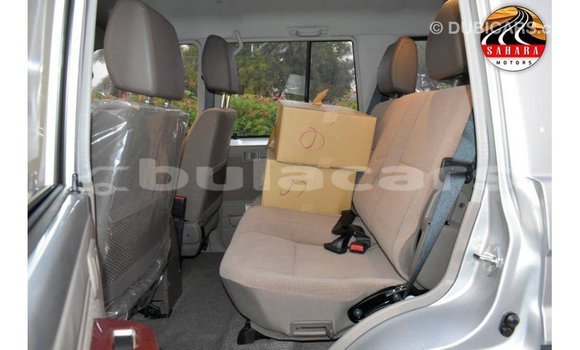 Acheter Import Voiture Toyota Land Cruiser Gris à Import - Dubai, Central Acheter Import Voiture Toyota Land Cruiser Gris à Import - Dubai, Central