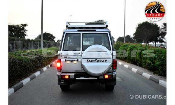 Acheter Import Voiture Toyota Land Cruiser Gris à Import - Dubai, Central Acheter Import Voiture Toyota Land Cruiser Gris à Import - Dubai, Central