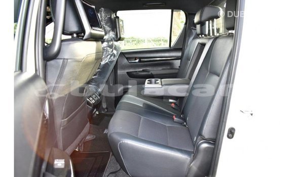 Acheter Import Voiture Toyota Hilux Blanc à Import - Dubai, Central Acheter Import Voiture Toyota Hilux Blanc à Import - Dubai, Central