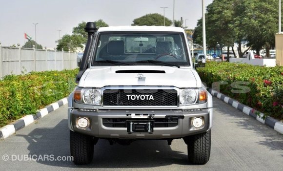 Acheter Import Voiture Toyota Land Cruiser Gris à Import - Dubai, Central Acheter Import Voiture Toyota Land Cruiser Gris à Import - Dubai, Central