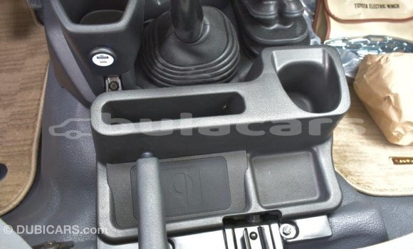 Acheter Import Voiture Toyota Land Cruiser Gris à Import - Dubai, Central Acheter Import Voiture Toyota Land Cruiser Gris à Import - Dubai, Central