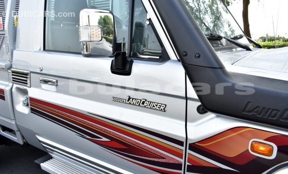 Acheter Import Voiture Toyota Land Cruiser Gris à Import - Dubai, Central Acheter Import Voiture Toyota Land Cruiser Gris à Import - Dubai, Central