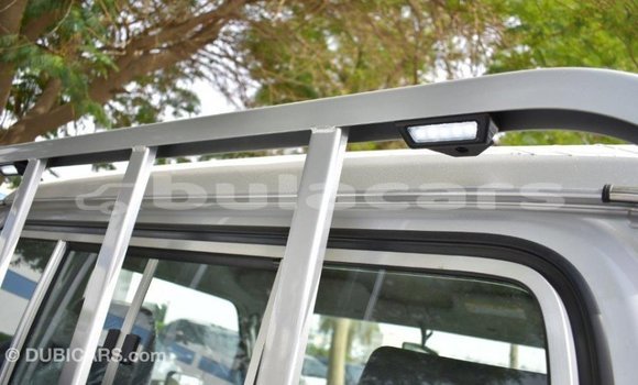 Acheter Import Voiture Toyota Land Cruiser Gris à Import - Dubai, Central Acheter Import Voiture Toyota Land Cruiser Gris à Import - Dubai, Central