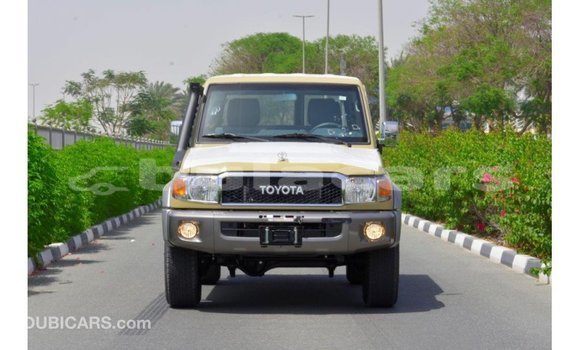 Acheter Import Voiture Toyota Land Cruiser Beige à Import - Dubai, Central Acheter Import Voiture Toyota Land Cruiser Beige à Import - Dubai, Central