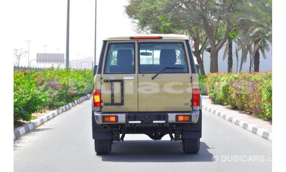 Acheter Import Voiture Toyota Land Cruiser Beige à Import - Dubai, Central Acheter Import Voiture Toyota Land Cruiser Beige à Import - Dubai, Central
