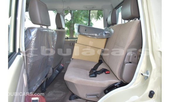 Acheter Import Voiture Toyota Land Cruiser Beige à Import - Dubai, Central Acheter Import Voiture Toyota Land Cruiser Beige à Import - Dubai, Central
