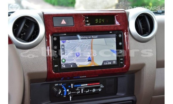 Acheter Import Voiture Toyota Land Cruiser Beige à Import - Dubai, Central Acheter Import Voiture Toyota Land Cruiser Beige à Import - Dubai, Central