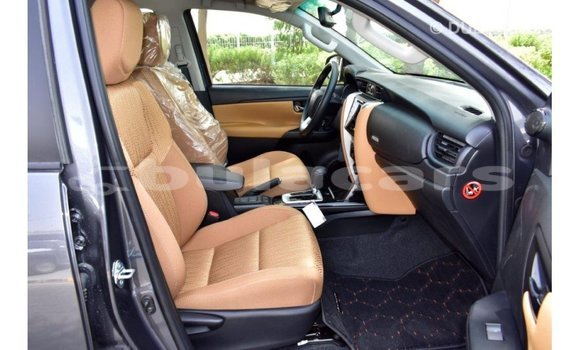 Acheter Import Voiture Toyota Fortuner Gris à Import - Dubai, Central Acheter Import Voiture Toyota Fortuner Gris à Import - Dubai, Central