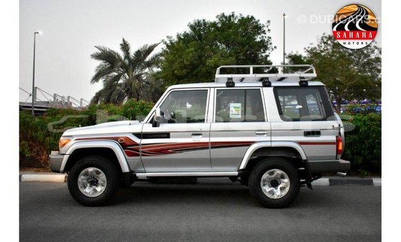 Acheter Import Voiture Toyota Land Cruiser Gris à Import - Dubai, Central Acheter Import Voiture Toyota Land Cruiser Gris à Import - Dubai, Central