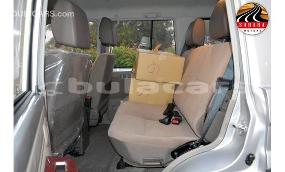 Acheter Import Voiture Toyota Land Cruiser Gris à Import - Dubai, Central Acheter Import Voiture Toyota Land Cruiser Gris à Import - Dubai, Central