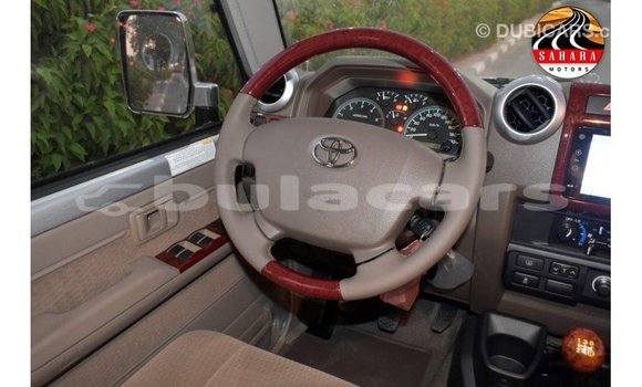 Acheter Import Voiture Toyota Land Cruiser Gris à Import - Dubai, Central Acheter Import Voiture Toyota Land Cruiser Gris à Import - Dubai, Central