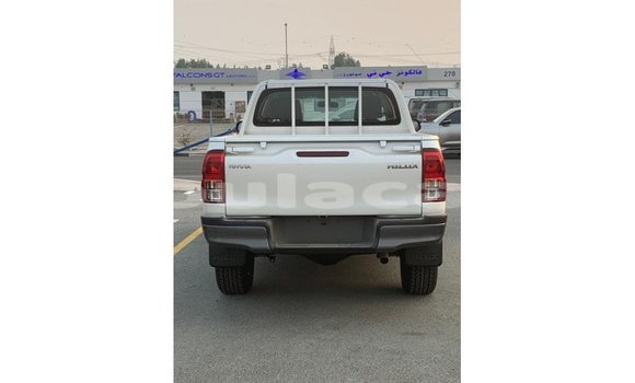 Acheter Import Voiture Toyota Hilux Blanc à Import - Dubai, Central Acheter Import Voiture Toyota Hilux Blanc à Import - Dubai, Central
