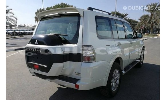 Acheter Import Voiture Mitsubishi Pajero Blanc à Import - Dubai, Central Acheter Import Voiture Mitsubishi Pajero Blanc à Import - Dubai, Central