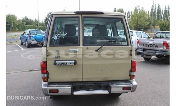 Acheter Import Voiture Toyota Land Cruiser Beige à Import - Dubai, Central Acheter Import Voiture Toyota Land Cruiser Beige à Import - Dubai, Central