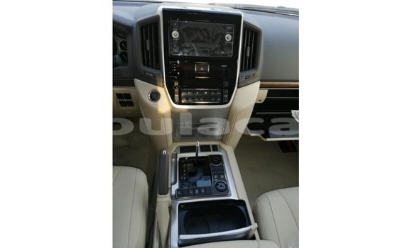 Buy Import Toyota Land Cruiser White Car in Import - Dubai in Central Buy Import Toyota Land Cruiser White Car in Import - Dubai in Central