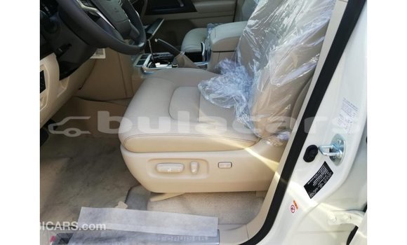 Buy Import Toyota Land Cruiser White Car in Import - Dubai in Central Buy Import Toyota Land Cruiser White Car in Import - Dubai in Central