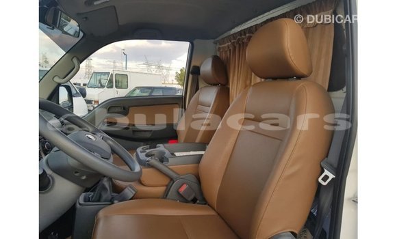 Acheter Import Voiture Kia Carens Blanc à Import - Dubai, Central Acheter Import Voiture Kia Carens Blanc à Import - Dubai, Central