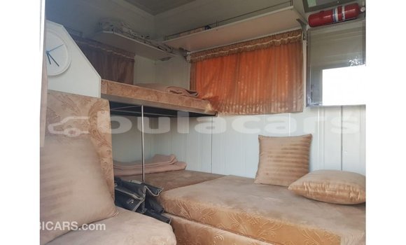 Acheter Import Voiture Kia Carens Blanc à Import - Dubai, Central Acheter Import Voiture Kia Carens Blanc à Import - Dubai, Central