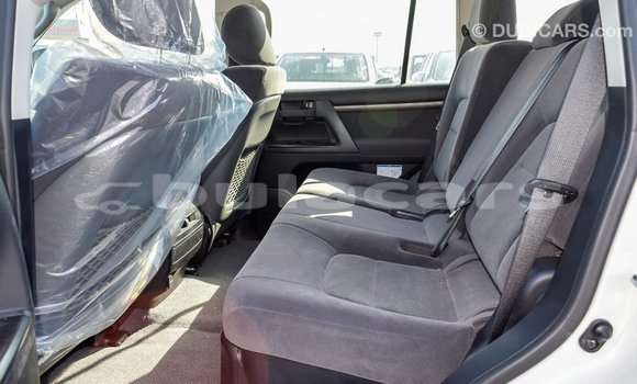 Acheter Import Voiture Toyota Land Cruiser Blanc à Import - Dubai, Central Acheter Import Voiture Toyota Land Cruiser Blanc à Import - Dubai, Central