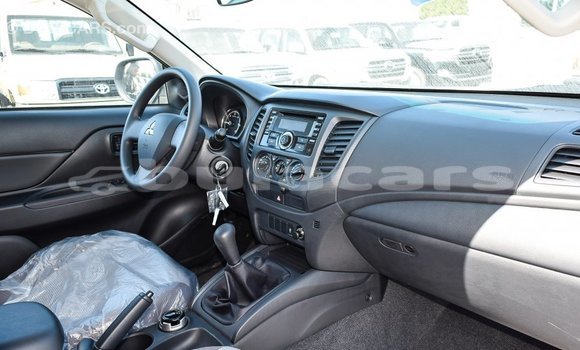 Acheter Import Voiture Mitsubishi L200 Blanc à Import - Dubai, Central Acheter Import Voiture Mitsubishi L200 Blanc à Import - Dubai, Central