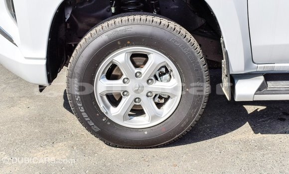 Acheter Import Voiture Mitsubishi L200 Blanc à Import - Dubai, Central Acheter Import Voiture Mitsubishi L200 Blanc à Import - Dubai, Central