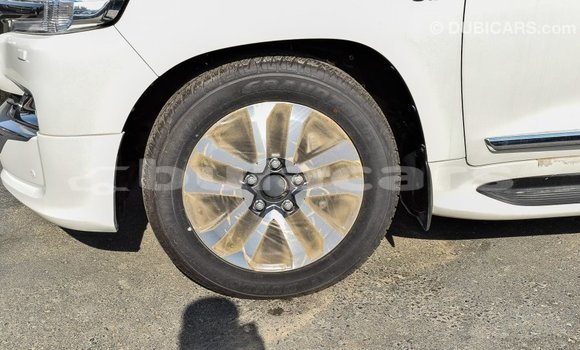 Acheter Import Voiture Toyota Land Cruiser Blanc à Import - Dubai, Central Acheter Import Voiture Toyota Land Cruiser Blanc à Import - Dubai, Central