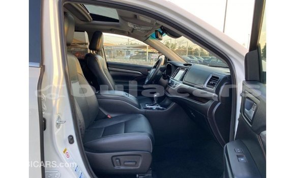 Buy Import Toyota Highlander White Car in Import - Dubai in Central Buy Import Toyota Highlander White Car in Import - Dubai in Central