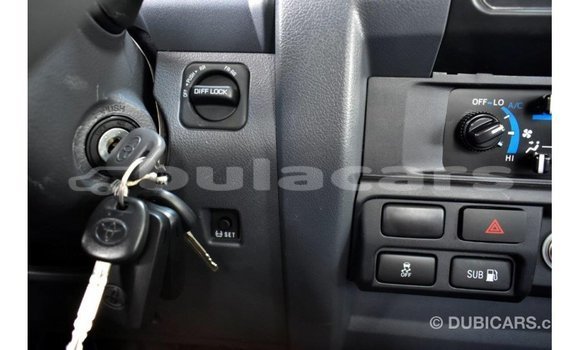 Acheter Import Voiture Toyota Land Cruiser Rouge à Import - Dubai, Central Acheter Import Voiture Toyota Land Cruiser Rouge à Import - Dubai, Central