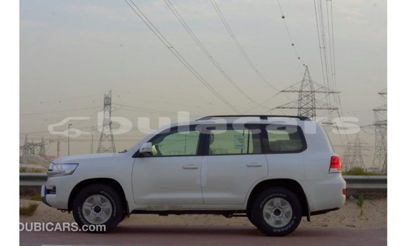 Acheter Import Voiture Toyota Land Cruiser Blanc à Import - Dubai, Central Acheter Import Voiture Toyota Land Cruiser Blanc à Import - Dubai, Central