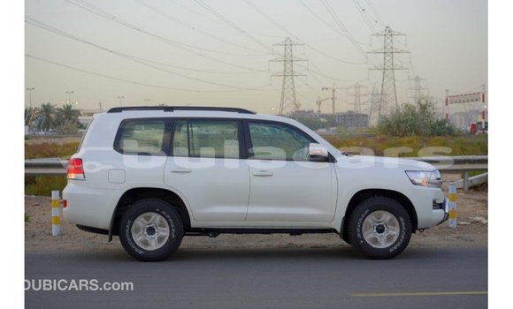 Acheter Import Voiture Toyota Land Cruiser Blanc à Import - Dubai, Central Acheter Import Voiture Toyota Land Cruiser Blanc à Import - Dubai, Central