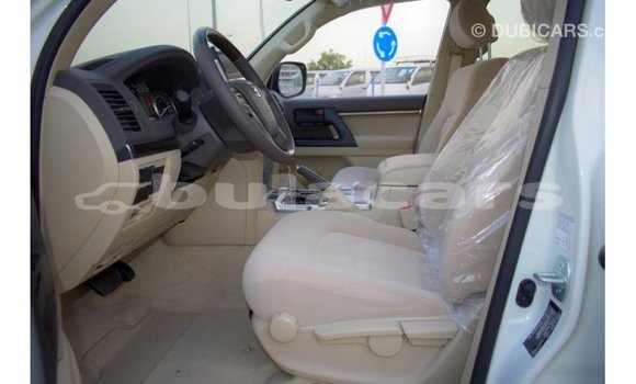 Acheter Import Voiture Toyota Land Cruiser Blanc à Import - Dubai, Central Acheter Import Voiture Toyota Land Cruiser Blanc à Import - Dubai, Central