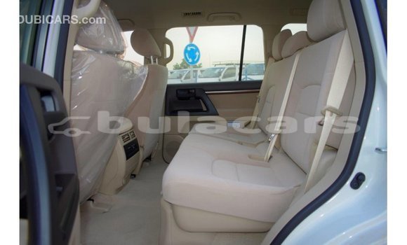 Acheter Import Voiture Toyota Land Cruiser Blanc à Import - Dubai, Central Acheter Import Voiture Toyota Land Cruiser Blanc à Import - Dubai, Central