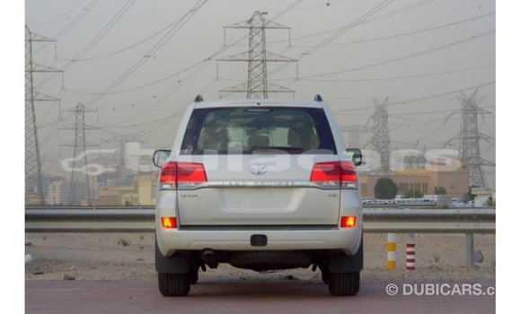 Acheter Import Voiture Toyota Land Cruiser Blanc à Import - Dubai, Central Acheter Import Voiture Toyota Land Cruiser Blanc à Import - Dubai, Central
