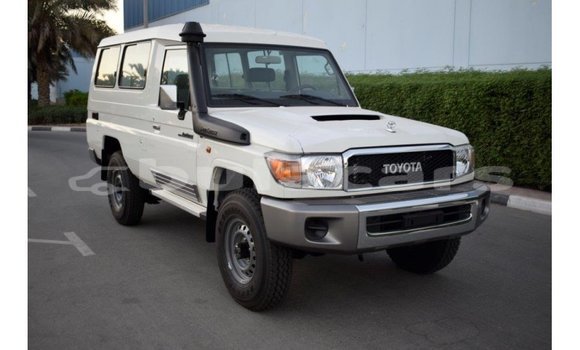 Acheter Import Voiture Toyota Land Cruiser Blanc à Import - Dubai, Central Acheter Import Voiture Toyota Land Cruiser Blanc à Import - Dubai, Central