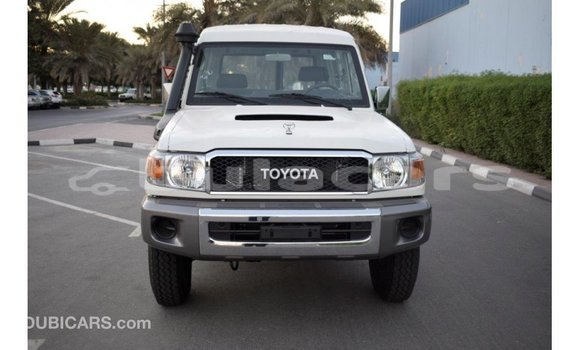 Acheter Import Voiture Toyota Land Cruiser Blanc à Import - Dubai, Central Acheter Import Voiture Toyota Land Cruiser Blanc à Import - Dubai, Central