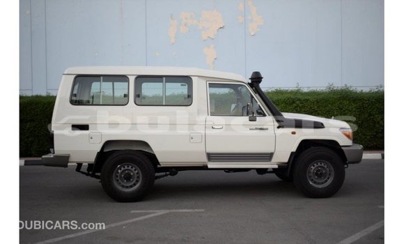 Acheter Import Voiture Toyota Land Cruiser Blanc à Import - Dubai, Central Acheter Import Voiture Toyota Land Cruiser Blanc à Import - Dubai, Central