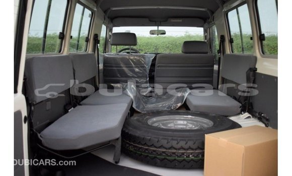 Acheter Import Voiture Toyota Land Cruiser Blanc à Import - Dubai, Central Acheter Import Voiture Toyota Land Cruiser Blanc à Import - Dubai, Central