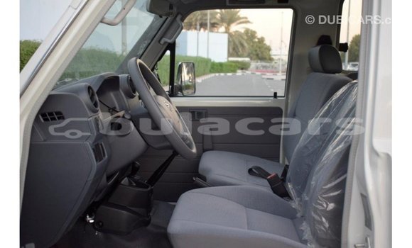 Acheter Import Voiture Toyota Land Cruiser Blanc à Import - Dubai, Central Acheter Import Voiture Toyota Land Cruiser Blanc à Import - Dubai, Central
