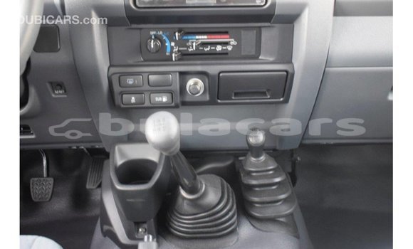 Acheter Import Voiture Toyota Land Cruiser Blanc à Import - Dubai, Central Acheter Import Voiture Toyota Land Cruiser Blanc à Import - Dubai, Central