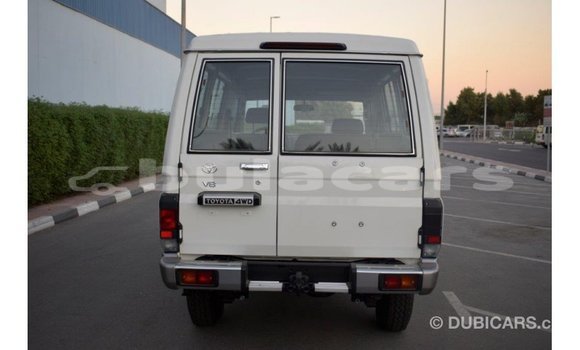Acheter Import Voiture Toyota Land Cruiser Blanc à Import - Dubai, Central Acheter Import Voiture Toyota Land Cruiser Blanc à Import - Dubai, Central