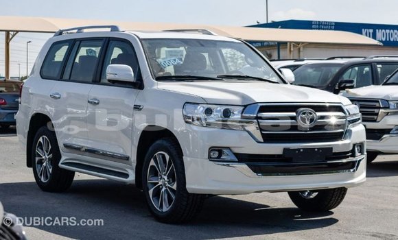 Acheter Import Voiture Toyota Land Cruiser Blanc à Import - Dubai, Central Acheter Import Voiture Toyota Land Cruiser Blanc à Import - Dubai, Central