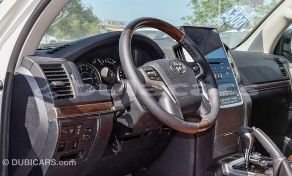 Acheter Import Voiture Toyota Land Cruiser Blanc à Import - Dubai, Central Acheter Import Voiture Toyota Land Cruiser Blanc à Import - Dubai, Central