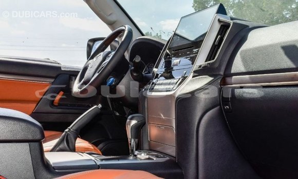 Acheter Import Voiture Toyota Land Cruiser Blanc à Import - Dubai, Central Acheter Import Voiture Toyota Land Cruiser Blanc à Import - Dubai, Central