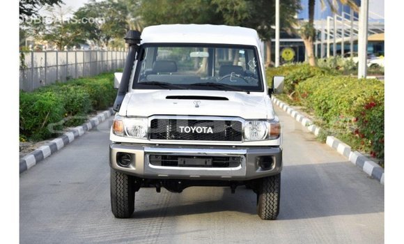 Acheter Import Voiture Toyota Land Cruiser Blanc à Import - Dubai, Central Acheter Import Voiture Toyota Land Cruiser Blanc à Import - Dubai, Central