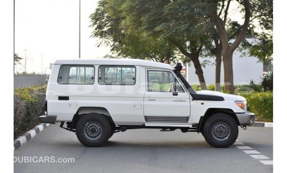 Acheter Import Voiture Toyota Land Cruiser Blanc à Import - Dubai, Central Acheter Import Voiture Toyota Land Cruiser Blanc à Import - Dubai, Central